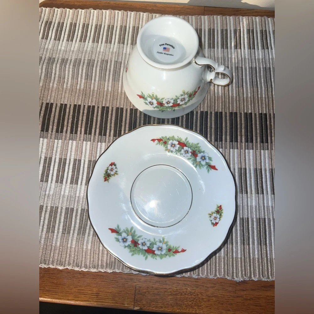 Fielder Keepsakes Fine Porcelain Christmas Teacup & Saucer‎ Set